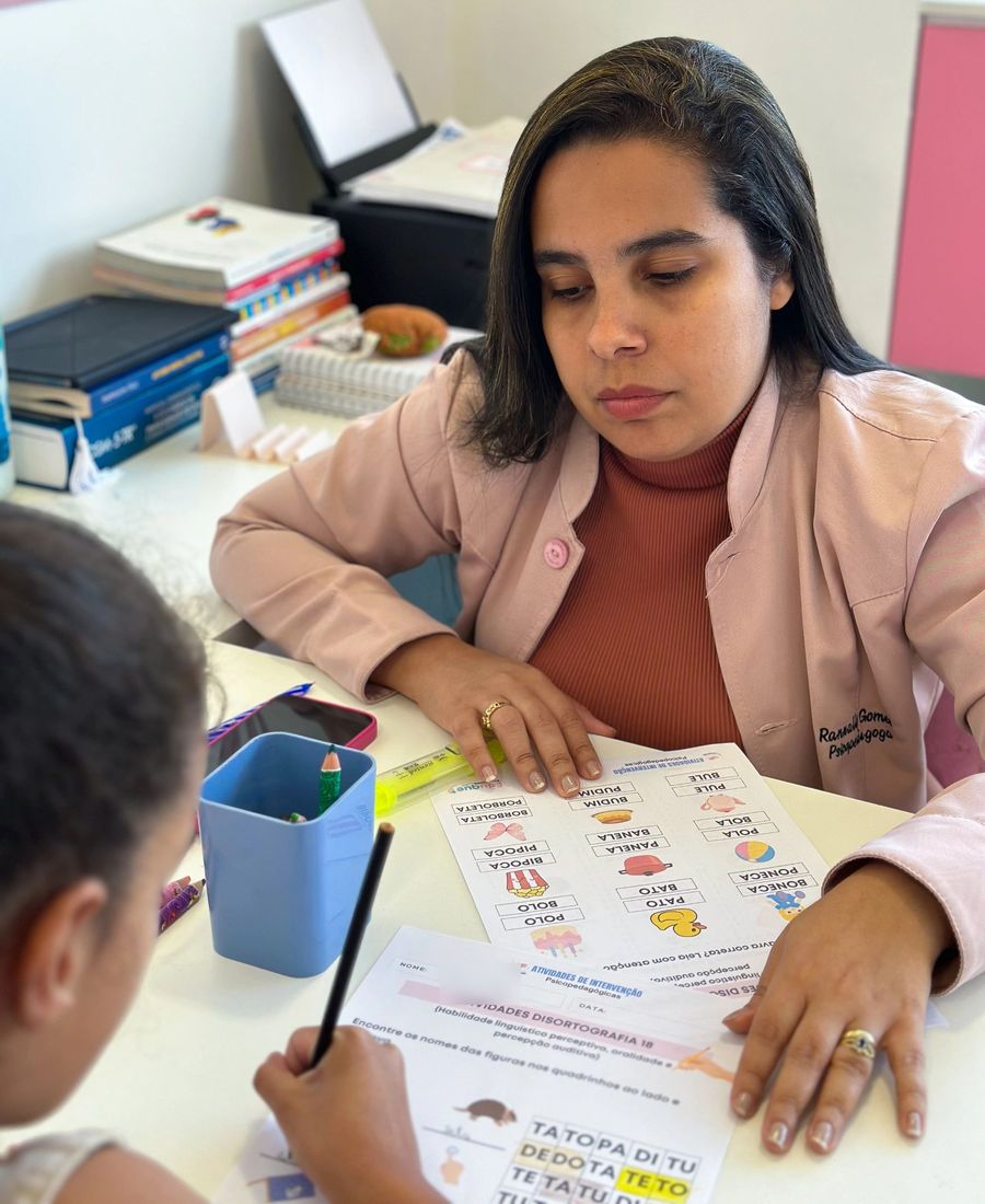 Rannally Gomes em atendimento com atividades de intervenção